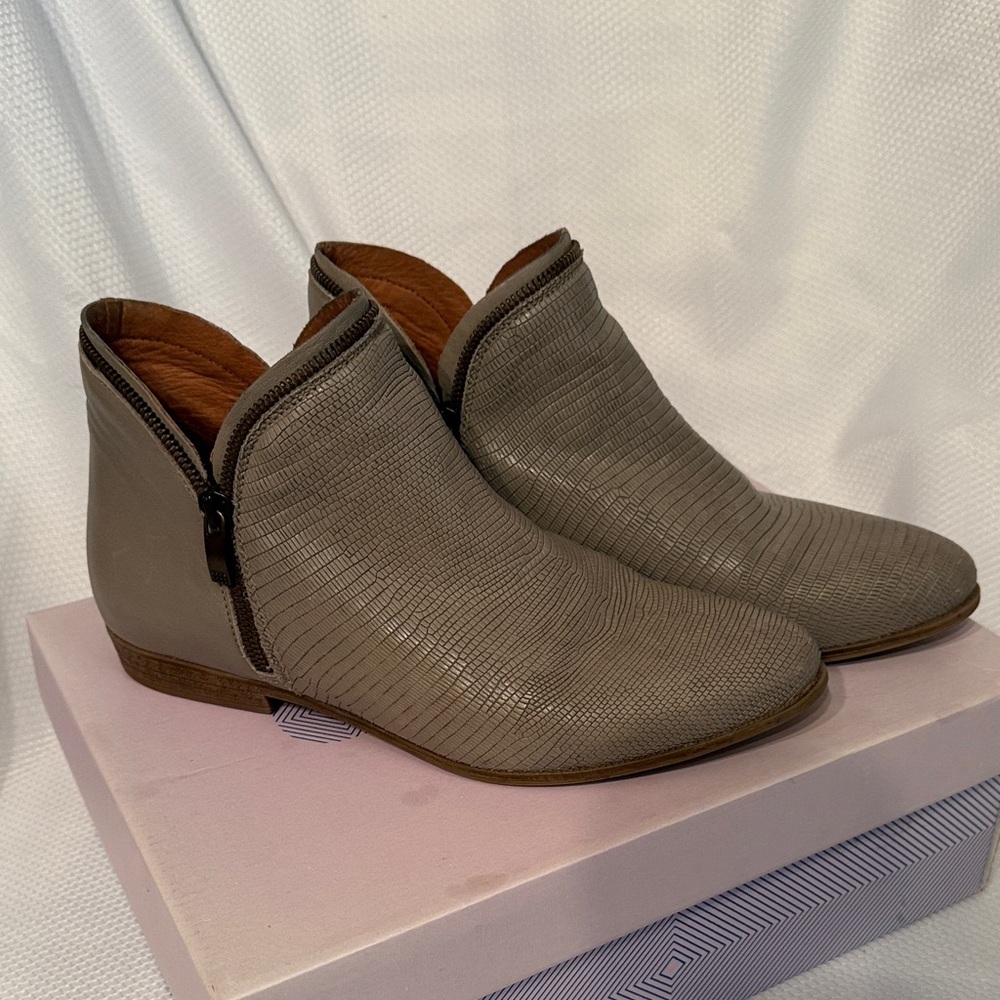 Eric Michael Taupe Lizard Embossed Leather Ankle Boots Grey‎ Size 38 Portugal